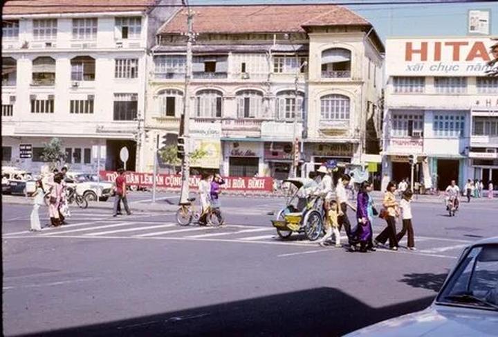 Tỏa Sáng Trên Mạng Xã Hội: Chuyên Gia Trang Điểm & Hotspot Matrix